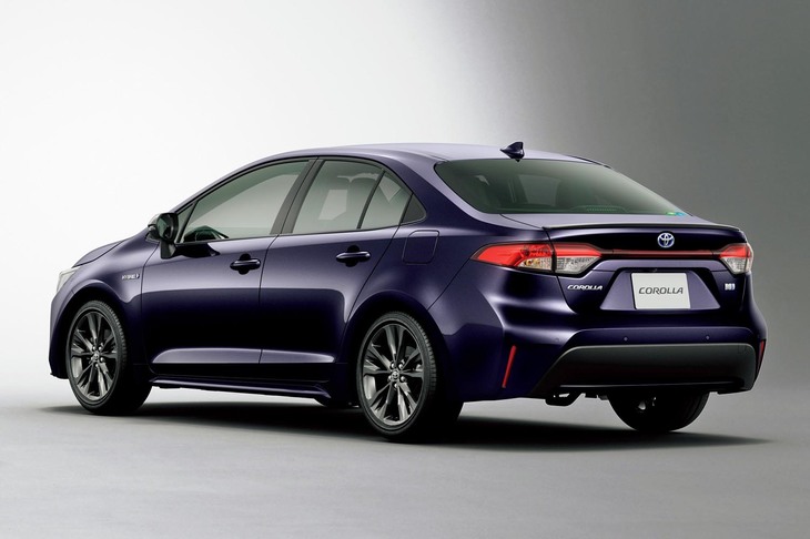 水平基調のリアコンビランプでワイド感が強調された「カローラ」（セダン）のリアビュー。