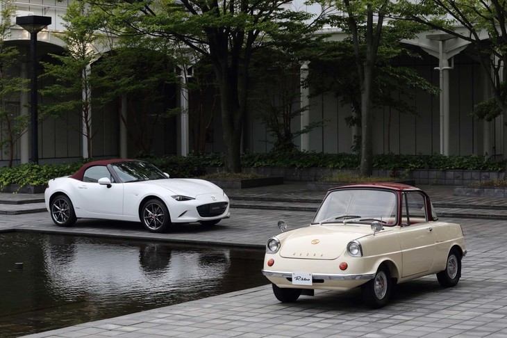 「R360クーペ」（写真手前）と「ロードスター 100周年特別記念車」。