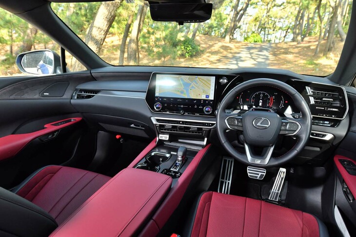 ドアパネルとダッシュボードを立体的につなげることで包まれるような空間を目指している。随所に使われたソフトパッドは厚みがたっぷり。