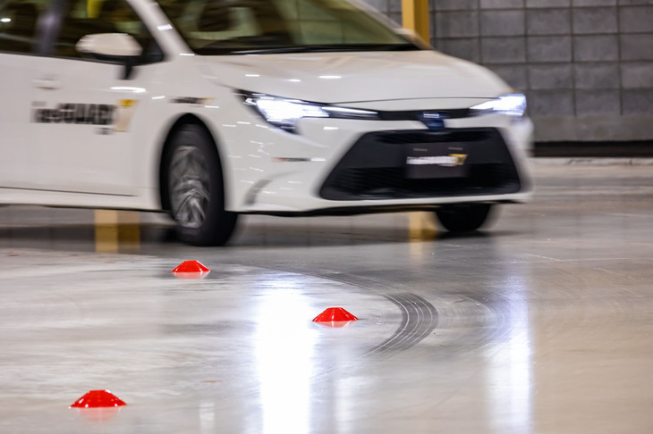 横浜ゴムが実施したスタッドレスタイヤに関するリサーチで、一般的なユーザーは、氷上での制動性能に次いで氷上でのコーナリング性能を重要視することがわかったという。天候や気温など外的要因の影響を受けにくく氷面状態を安定的に保つことができる屋内氷盤旋回試験場は、その旋回性能の向上のために運用されていく。