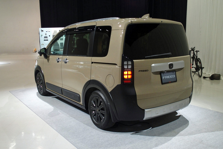 ホンダ・フリード クロスター（リアビュー）