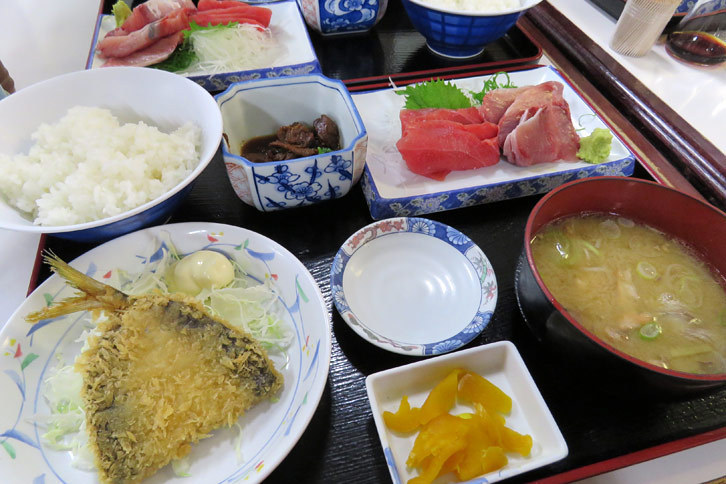 注文したのは、本日のおすすめ品、まぐろとブリの刺身定食（1560円）。限定の地魚4種の刺身定食（1830円）とどっちにしようか悩んだ末の決断だった。