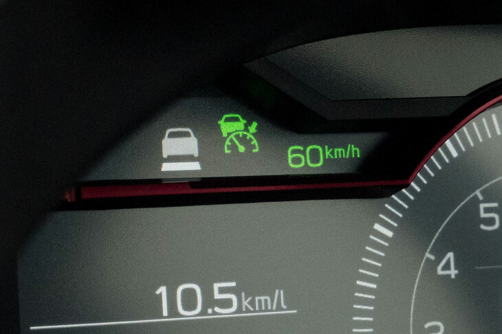 特にACCのありがたみを感じたのは、停車までは至らない程度の低速での渋滞区間。トルクフルなエンジンもあり、2，3速にギアを入れてAT感覚で走り続けることができた。また、高速道路上ではカメラカーのレーダー式ADASが機能停止するほどの雨にも見舞われたが、そうした状況下でも「アイサイト」のACCは機能し続けていた。