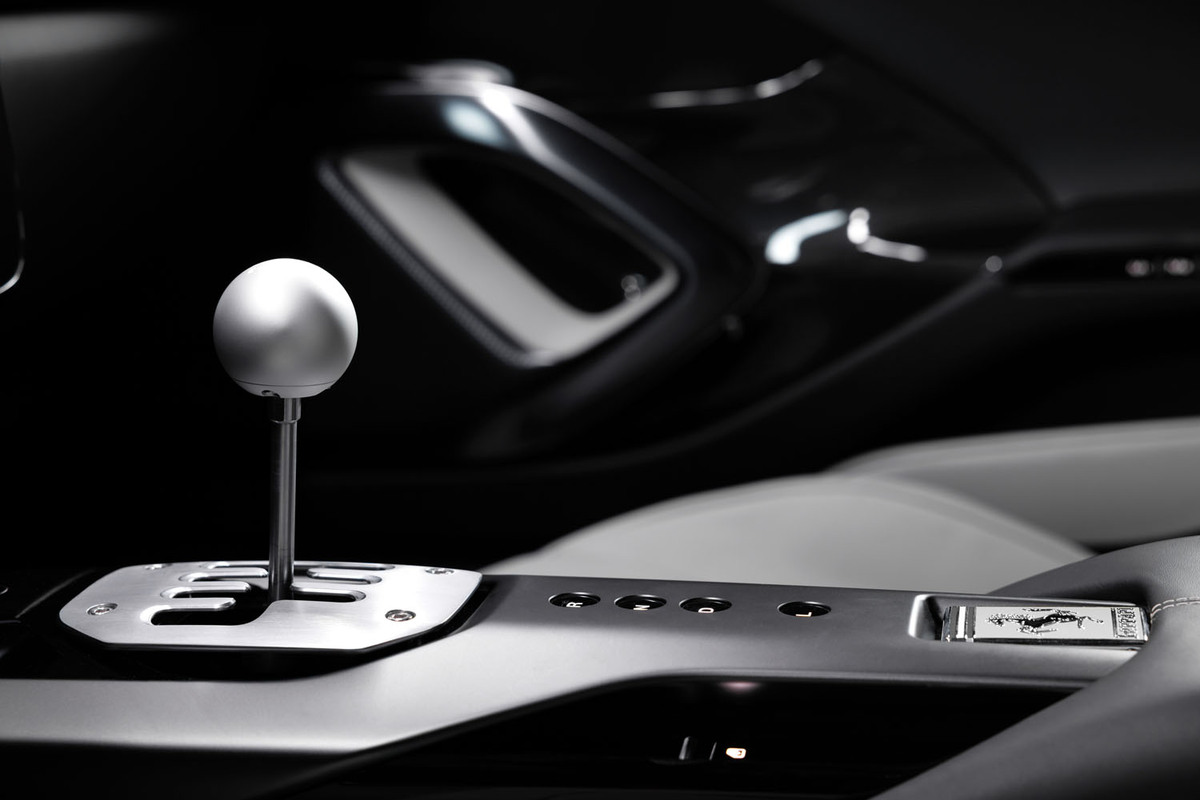 フェラーリにMTシフトレバーが復活 「12チリンドリManuale（マヌアーレ