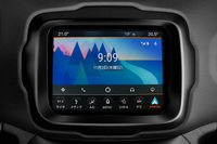 「リミテッド」と「トレイルホーク」に新たに採用された、8.4インチオーディオナビゲーションシステム。