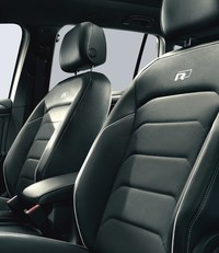 「ティグアンRライン ディナウディオ」にはレザーシートパッケージも標準装備となる。