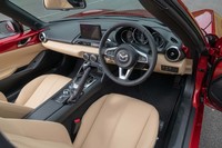 中間グレード「VS」のインテリアには、新色「スポーツタン」（写真）と「ブラック」が追加された。