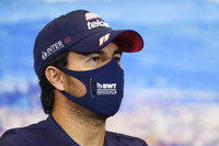 レーシングポイントのセルジオ・ペレス（写真）は、今季限りでチームを離脱することを発表。フォースインディア時代の2014年から在籍、2018年の経営危機に際しては率先して破産手続きを後押ししチーム存続に尽力した中心的人物だ。走りは安定、レギュラーで得点を稼ぐとこができ、かつ母国メキシコ企業からのマネーも付いてくる、中堅どころにあって文句のつけようのないドライバーだが、4度王者に輝いたセバスチャン・ベッテルに追い出されるかっこうで、契約期間中にもかかわらず来季のシートを失った。2021年の予定は立っていないという。トスカーナGPでは、プラクティス中に他車をクラッシュさせてしまい1グリッド降格、7番グリッドから5位入賞。チームメイトのランス・ストロールは4位走行中にタイヤがパンク、クラッシュしリタイア。（Photo=Racing Point）