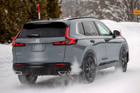 「ZR-V」の登場などもあり、従来型よりひとクラス上のクルマとなって復活した「CR-V」。価格は512万2700円から577万9400円だ。