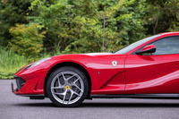 安心して段差などを越えられる「フロントリフティングシステム」を装備。ダッシュボードのスイッチを押せば、数秒で車高が上がる。