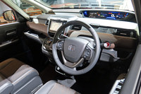 「フリード ハイブリッド クロスター」のインストゥルメントパネルまわり。装飾パネルの柄などを除くと、基本的な意匠は標準車と同じだ。