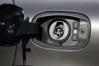 駆動用リチウムイオンバッテリーの容量は14.1kWh。左のリアフェンダー近くに用意された充電ポートは普通充電のみに対応する。