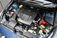 2リッター水平対向4気筒エンジンは単体で最高出力145PSを発生。エンジンルームにはアイドリングストップ用とその他の補機用の2つの12Vバッテリーが備わっている。