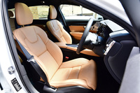 今回試乗した「サマム」にはベンチレーション機能やマッサージ機能付きのフロントシートが標準装備される。