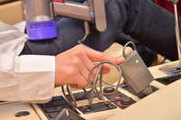 カーチャージャーをシガーソケットに差し込むだけで、充電が可能。電池残量を気にすることなく、掃除ができるのはいい。