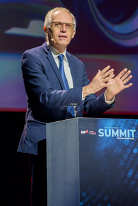 2024年10月15日のパリオートモーティブサミットにて、壇上に立つステランティスのカルロス・タバレスCEO。