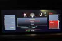 一般走行に適した「AUTO」、スポーティーな走りが楽しめる「SPORT」、雪道用の「SNOW」、そして砂／泥用の「SAND／MUD」の4パターンからドライブモードを選択できる。