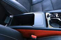 センターコンソールにはフルサイズのティッシュボックスが入ってしまう収納スペースがあり、その前方にはフタ付きのゴミ箱まで用意されている。