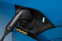 アウディが「e-tron」を日本で発売　316kmの距離を走れるSUVタイプの新型EVの画像
