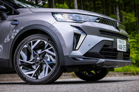 「エスプリ アルピーヌ」グレードには、5本スポークデザインをアレンジした19インチの専用アルミホイールが標準で装備される。今回の試乗車には225/45R19サイズの「ミシュランeプライマシー2」タイヤが組み合わされていた。