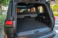 荷室形状を見ると、“バージョンL”の荷室高は881mm、荷室幅は最小1135mm、最大1393mmで、荷室長はシートの状態に応じて287～1763mmとなっている。同グレードでは3列目シートを積む関係で床面が高くなっており、荷室側壁には3列目シートの電動格納／展開スイッチが備わる。