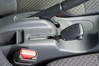 センターコンソールに備わるトランスファーレバー。2Hと4Hの切り替えは、車速が80km/h以下であれば走行中（ただし直進時）でも可能だが、4H↔N↔4Lの切り替えは停車中にしかできない。