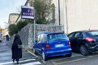 シエナに今も残る、旧ローバー指定サービス工場の入り口。2023年4月撮影。