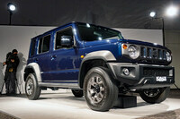 清水「ほった君はこの、ブルーメタリックのボディーカラーが気に入ってるんだって？」　
	ほった「そうですね。これまでの『ジムニー』にないイメージなんで、新鮮でいいなぁと思ってます」