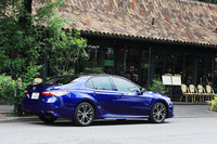 サイドスカートのデザインも「カムリWS」専用。ワイド＆ローフォルムに見せる視覚的な効果が高い。