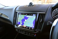 タッチパネル式の8.4インチセンターモニター。インフォテインメントシステムの操作デバイスは、シフトレバー周辺にレイアウトされている。