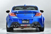 新型では従来モデルよりリアのトレッドを片側5ｍｍずつ拡大。踏ん張り感のあるリアデザインを実現した。