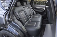 後席は60：40分割でリクライニングが可能。座面高などはもう少しあってもいい。