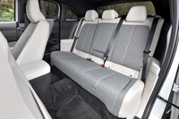後席も前席同様、グレーとホワイトのツートンカラーとなる。ほかに、ブラック×ブラウンの組み合わせも選べる。