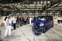 衝突したフロント右側が大きく変形した「N-BOX」。こうしてフロントセクションで衝撃を吸収することで、乗員の生存スペースを確保するのだ。