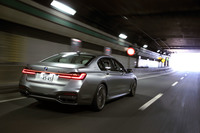 BMW自身が資料などで「ハンズ・オフ機能付き渋滞運転支援システム」と紹介している通り、同社のハンズオフ機能は、高速道路での低速走行時に特化した機能と考えるべきだろう。