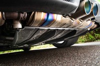 サイレンサーを覆うように、巨大なリアディフューザーが装着される。