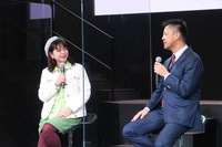 トークショーで「デリカミニ」の印象を語る竹岡 圭氏（写真向かって左）。「女性のなかにも力強いクルマに引かれる人は多い。そういった人にはぴったりではないか」とのことだった。