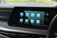 センタースクリーンのサイズは10インチ。右側の四角いボタンを押すとホーム画面に戻るので、「iPhone」を左に倒したかのような操作系だ。画面の下にはエアコンの温度設定やオーディオのボリューム操作などができるタッチスライダーがある。