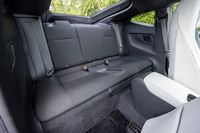 後席は2人掛け。センターには小物が置けるトレーが配置されている。左右Cピラーの内側に大きな張真り出しがあるため、大人が真っすぐ前を向いて座ることは難しい。