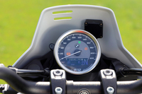 メーターは機械式速度計のみのシンプルな単眼式。走行距離やセレクト中のライディングモードなどは、下部の小さなディスプレイで確認する。