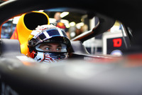 今季レッドブルで苦戦を続けているピエール・ガスリー（写真）は、アゼルバイジャンGPでのフリー走行中に車重計測の指示を無視してしまい、ピットレーンスタートというペナルティーが科されたうえ、燃料フローの規定違反を指摘されて予選失格処分となったのだが、ピットレーンからのスタートは許された。スタートから履いていたミディアムタイヤのままロングランを敢行、6位走行中にドライブシャフトの異常でリタイア。それでも、「開幕3戦よりマシンのフィーリングも良くなっているし、意図した通りドライブできるようになってきた。いい方向に進んでいる」と前向きなコメントを残した。（Photo=Red Bull Racing）