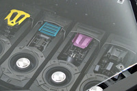 エンジンフードに置かれた歴代アニバーサリーモデルをモチーフにしたアイテム。