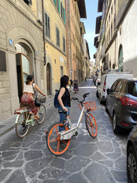 女房のライドモヴィを見る。フィレンツェの石畳形状は、かつて筆者がシェア自転車を利用したどの都市よりも、お尻への突き上げが激しい。尾灯は自動で常時点灯している。