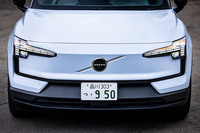 グリルレスのフロントマスク左右に、ボルボ車でおなじみのT字型「トールハンマーLEDランプ」を配置。フロントまわりのデザインは後輪駆動の従来型と変わらず、ここからモデルを見分けることは難しい。