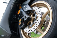 ブレーキは前にφ267mmのダブルディスク、後ろにφ282mm大径シングルディスクを装備。前には対向4ピストンのラジアルマウントキャリパーを組み合わせ、高いコントロール性を実現している。