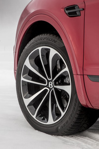 オプションでカーボンセラミックブレーキを選択可能。フロントに10ピストンのキャリパーを備える。