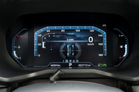 メーターパネルは8インチの液晶表示式へと変更。日産／三菱で広く使われるユニットのようだが、レイアウトは「デリカD：5」のオリジナルだ。