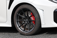 「メタルスターチタンブラック」の塗装が施されたBBS製の18インチホイールを標準で装備。235/40R18サイズの「ヨコハマ・アドバン エイペックスV601」を指定タイヤとして組み合わせている。