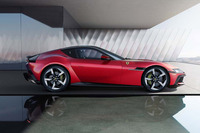 「フェラーリ12チリンドリ」のサイドビュー。いかにもFR車らしい長いボンネットの下には、6.5リッターV型12気筒のF140HDユニットがおさまる。