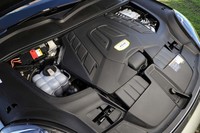 パワーユニットは「カイエン ターボ」と同じ最高出力550PSの4リッターV8ツインターボエンジンと同136PSのモーターの組み合わせ。モーターはエンジンと8段のトルコン式ATとの間にレイアウトされる。